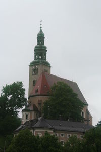 Die Pfarrkirche von Salzburg-Mülln heute, davor das einstige Leprosenhaus
