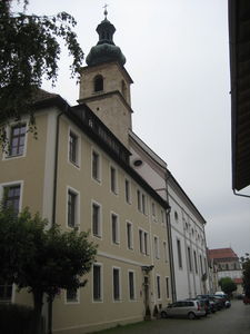 ehem. Kirche der Augustiner-Eremiten in Tittmoning, im Hintergrund die einistige Kollegiats-, jetzt Pfarrkirche