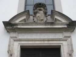 Fries über dem Eingang der ehem. Kirche der Augustiner-Eremiten in Tittmoning