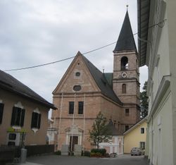Wallfahrtskirche von Bad Dürrnberg mit dem ehem. Vikariatshaus (links)